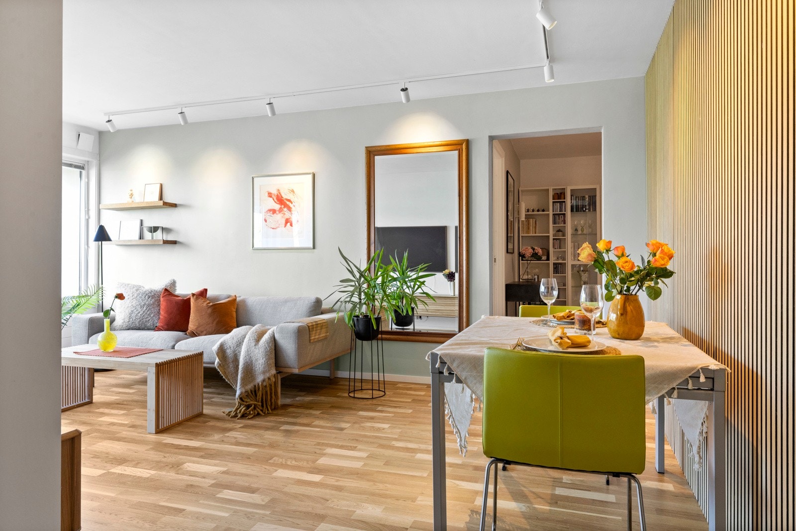 Her får man plass til innredning i flere soner - i dag med sofa-sone og spisegruppe-sone Galleribilde