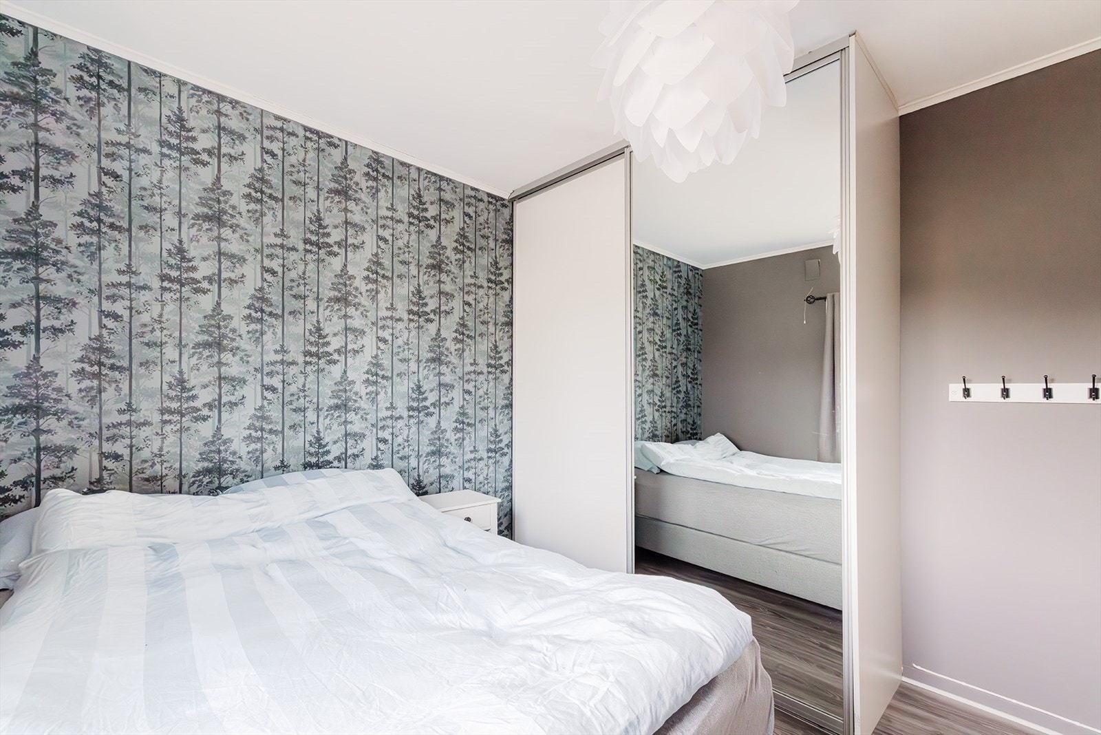 Soverom med skyvedørsgarderobe Galleribilde