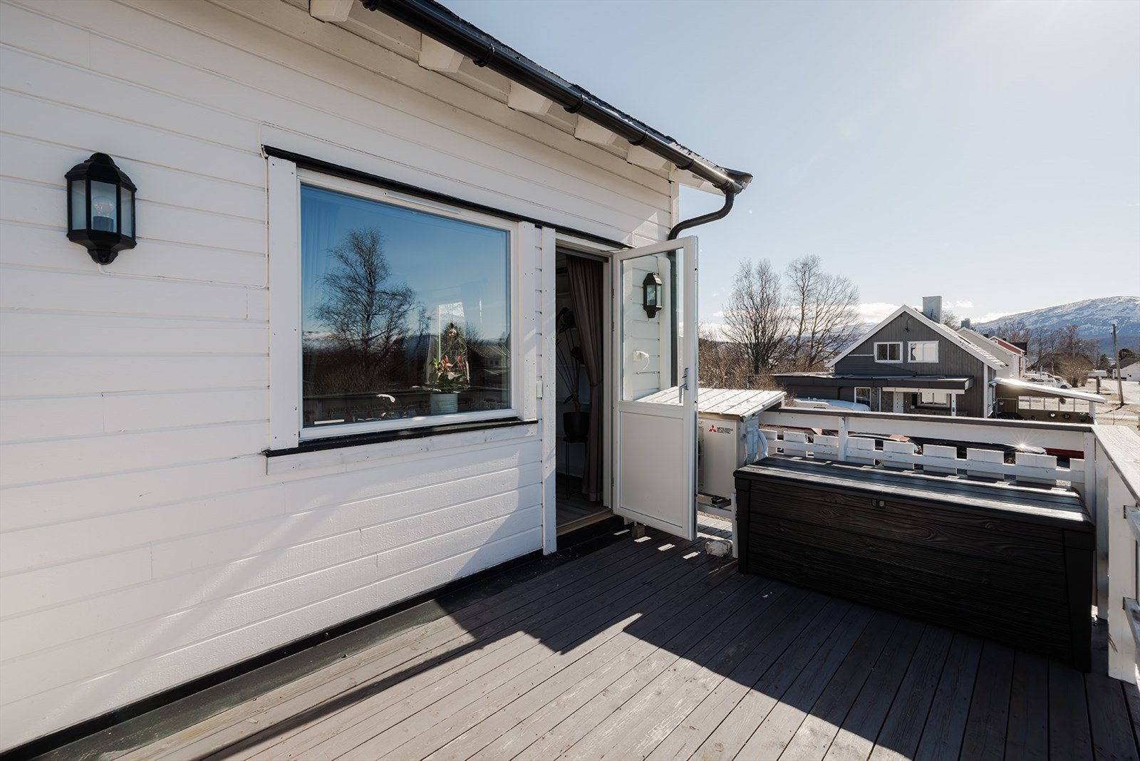 Vinduene i leilighetene, ytterdør, og balkongdør, ble montert nytt i 2018/2019. Det ble samme år lagt ny bordkledning på 2 yttervegger. Galleribilde
