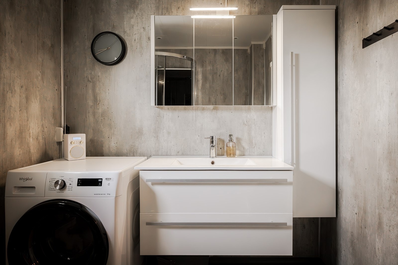 Badet ble pusset opp i 2019. Opplegg for vaskemaskin, varmekabler i gulvet, og veggmontert avtrekksvifte. Galleribilde