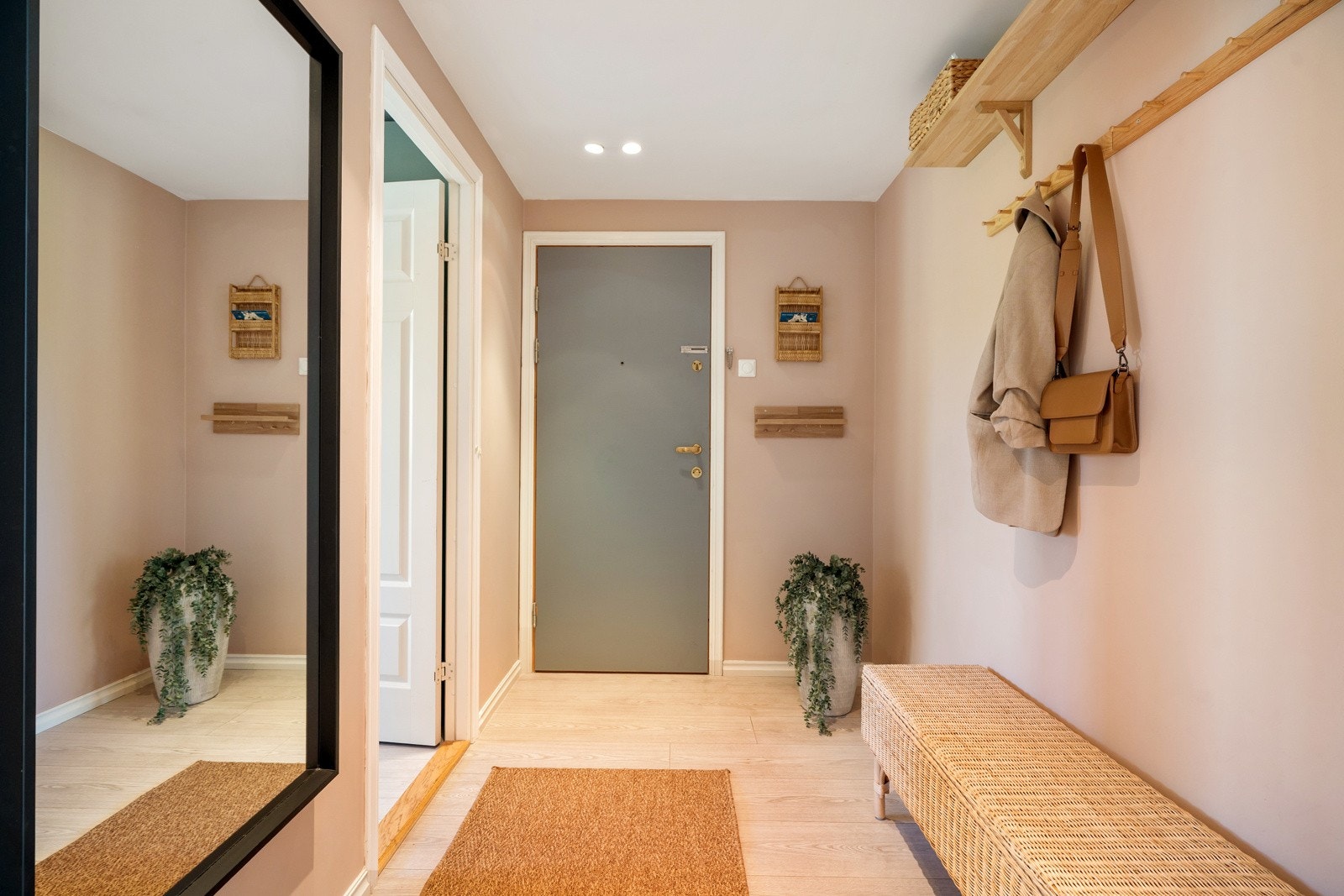 Entreen har plass til flere oppbevaringsløsninger Galleribilde