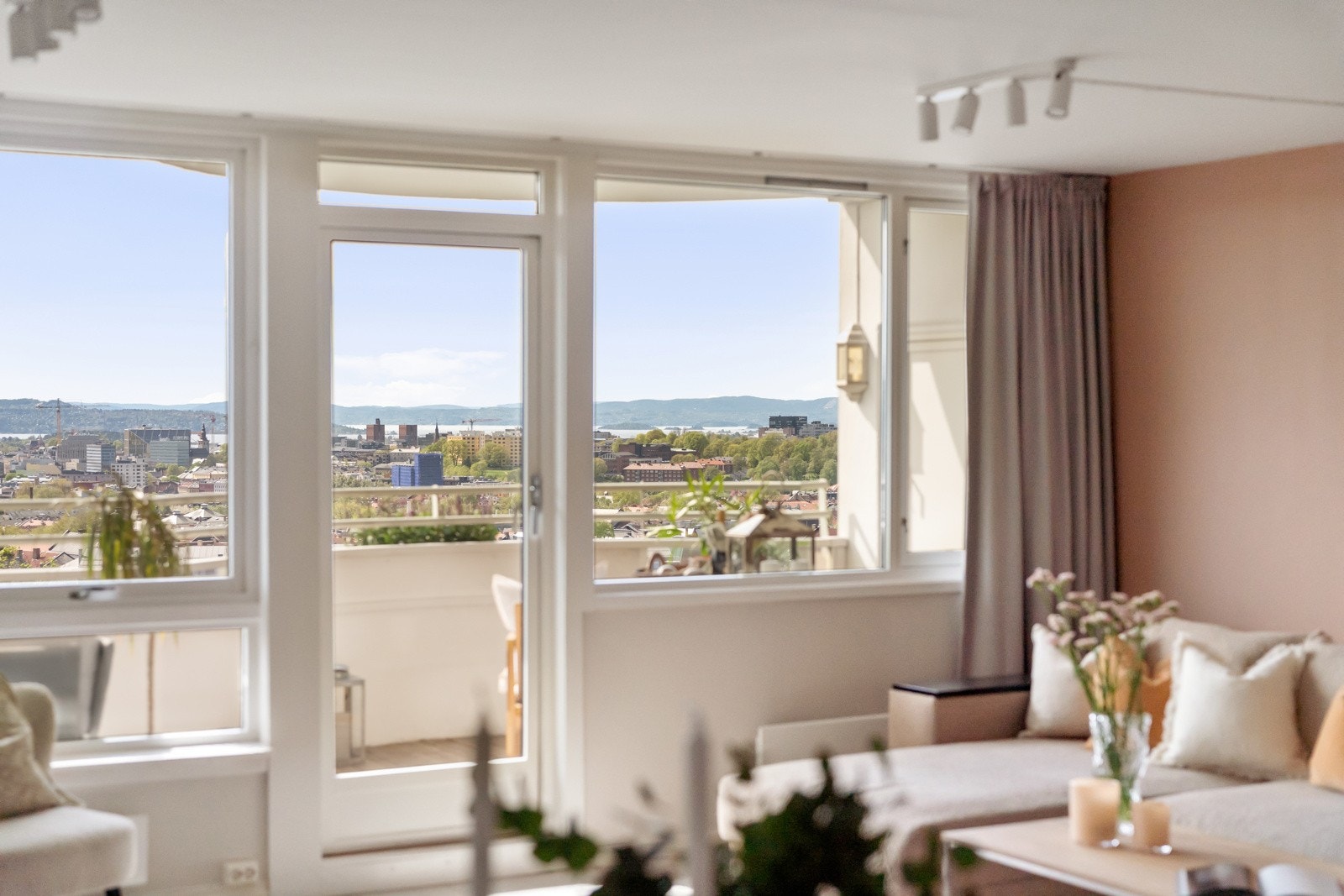 Gjennom en glassdør er det adkomst til leilighetens balkong Galleribilde