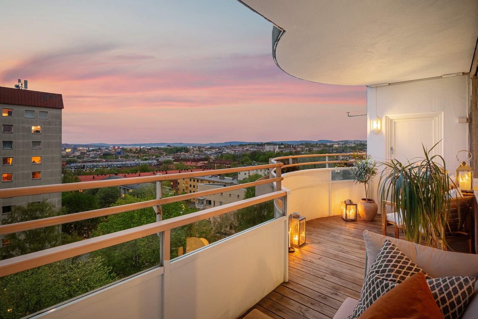 Balkongen er ca. 9 kvm og har god plass til balkongmøblement og grill Galleribilde