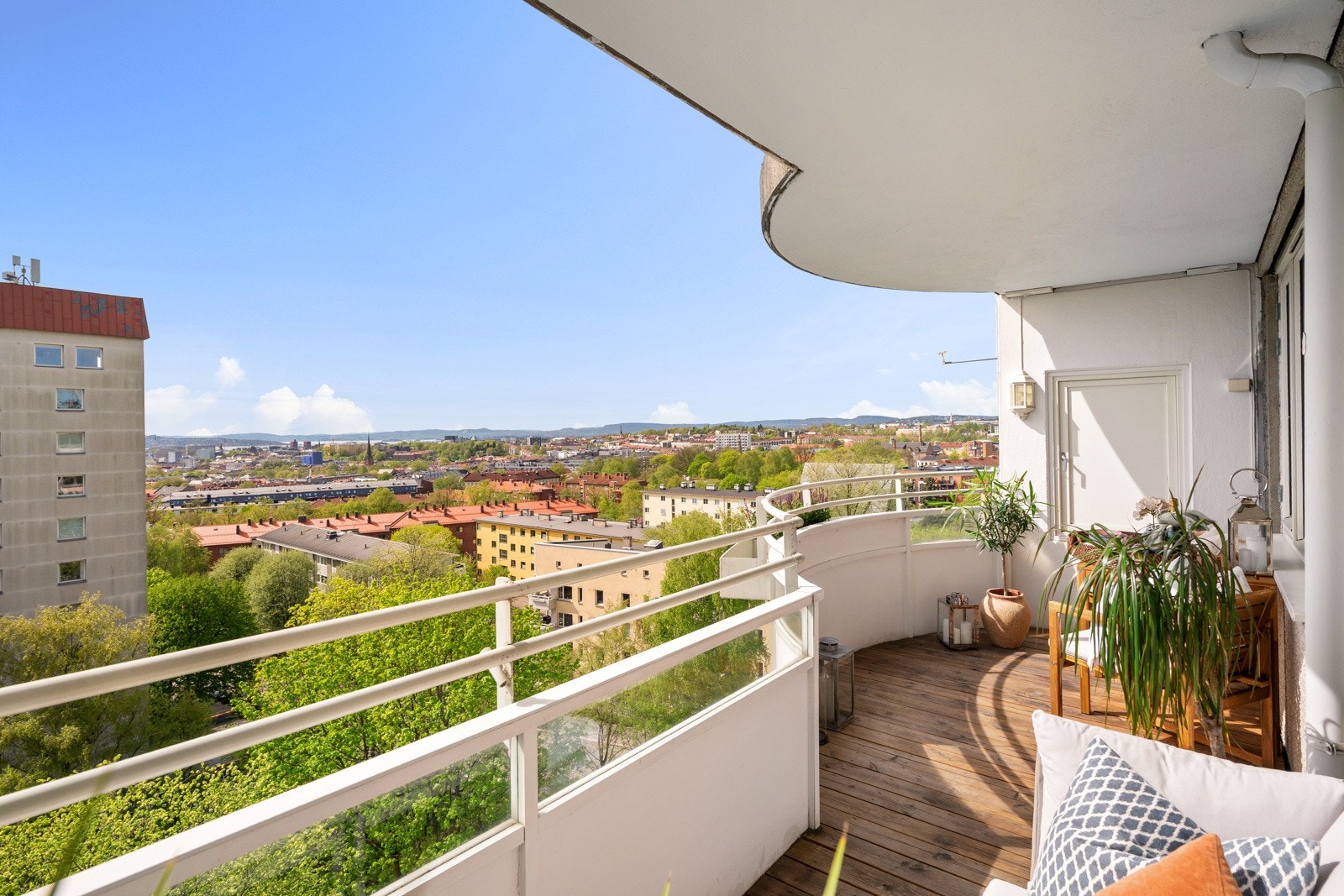 Leiligheten ligger høyt og fritt i 7. etasje og har vidstrakt utsikt over byen og mot sjøen Galleribilde