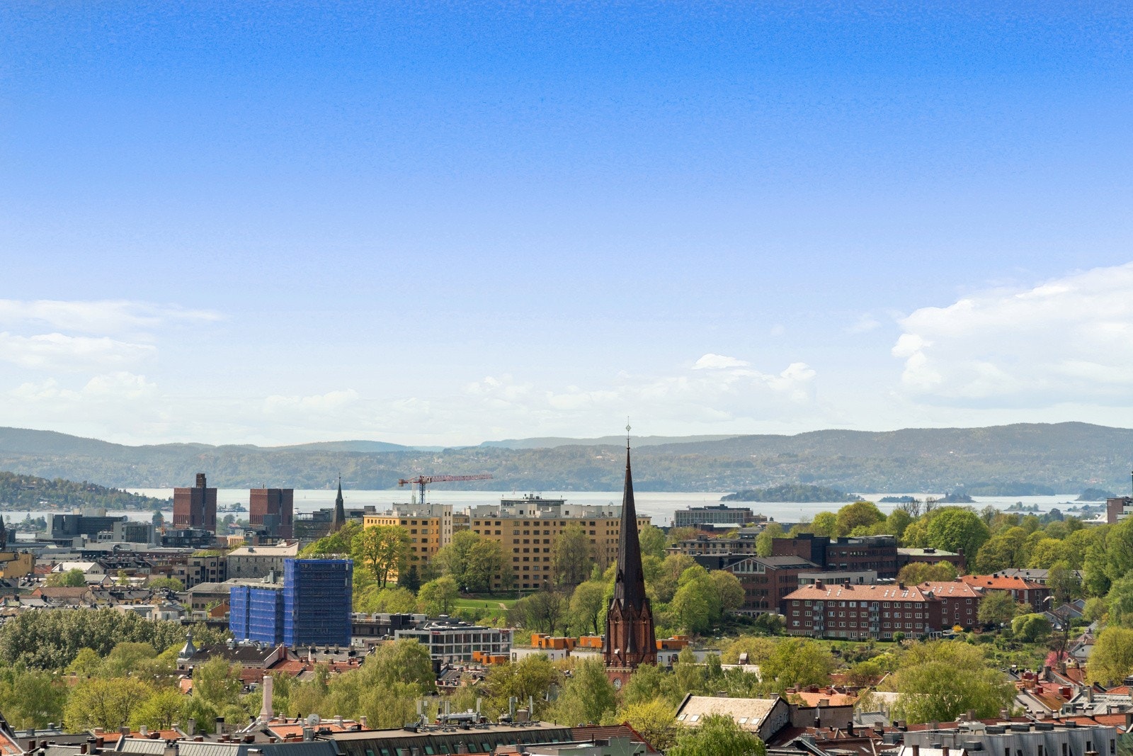 Fra både stuen og balkongen kan du nyte en imponerende utsikt over byen og sjøen Galleribilde