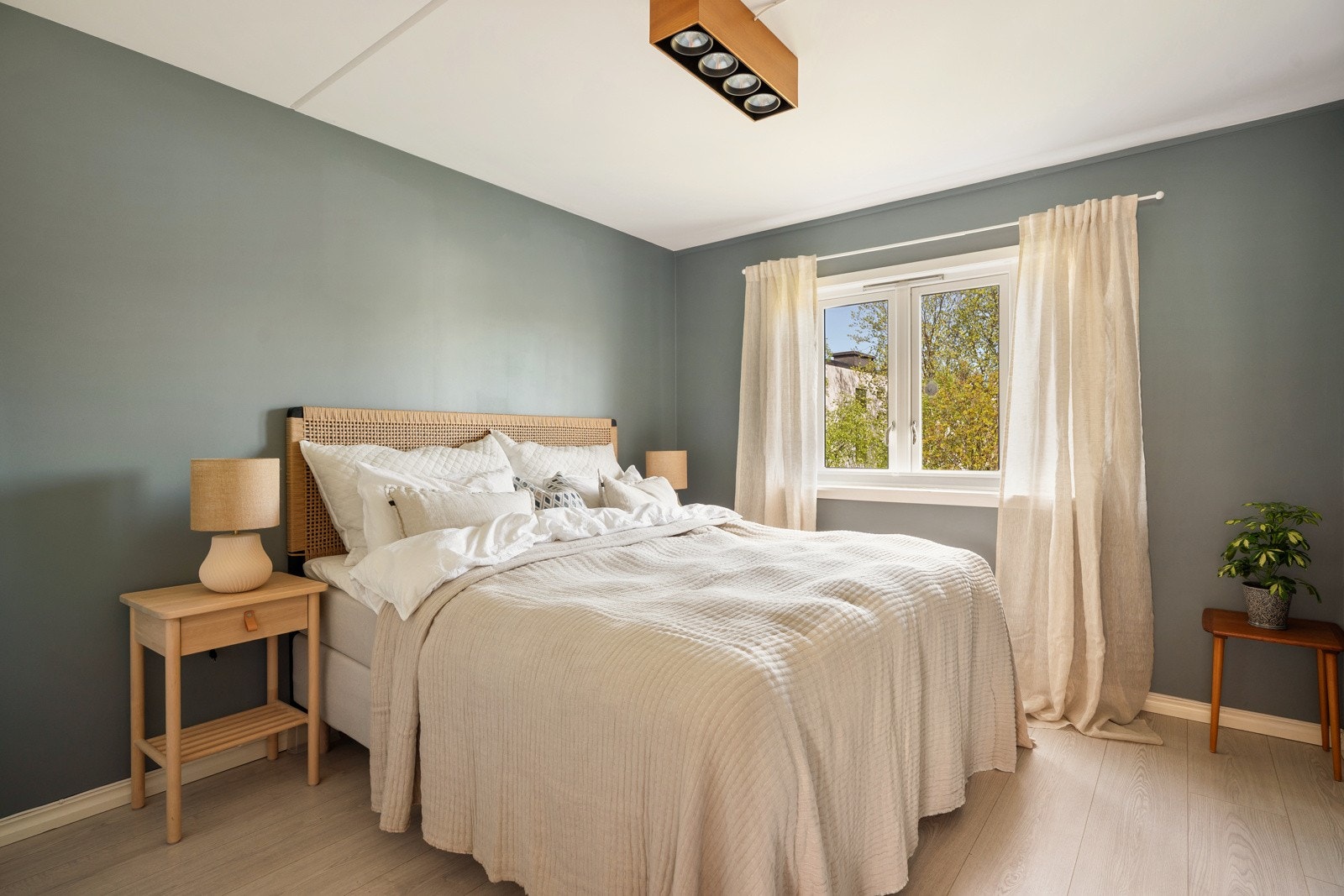 Hovedsoverommet er stort og har god plass til dobbeltseng og nattbord Galleribilde