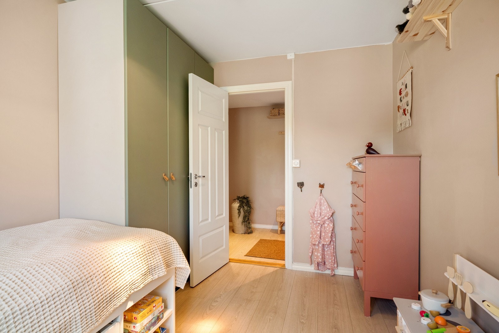 Her er det plass til dobbeltseng og det er oppbevaringsplass i et garderobeskap Galleribilde