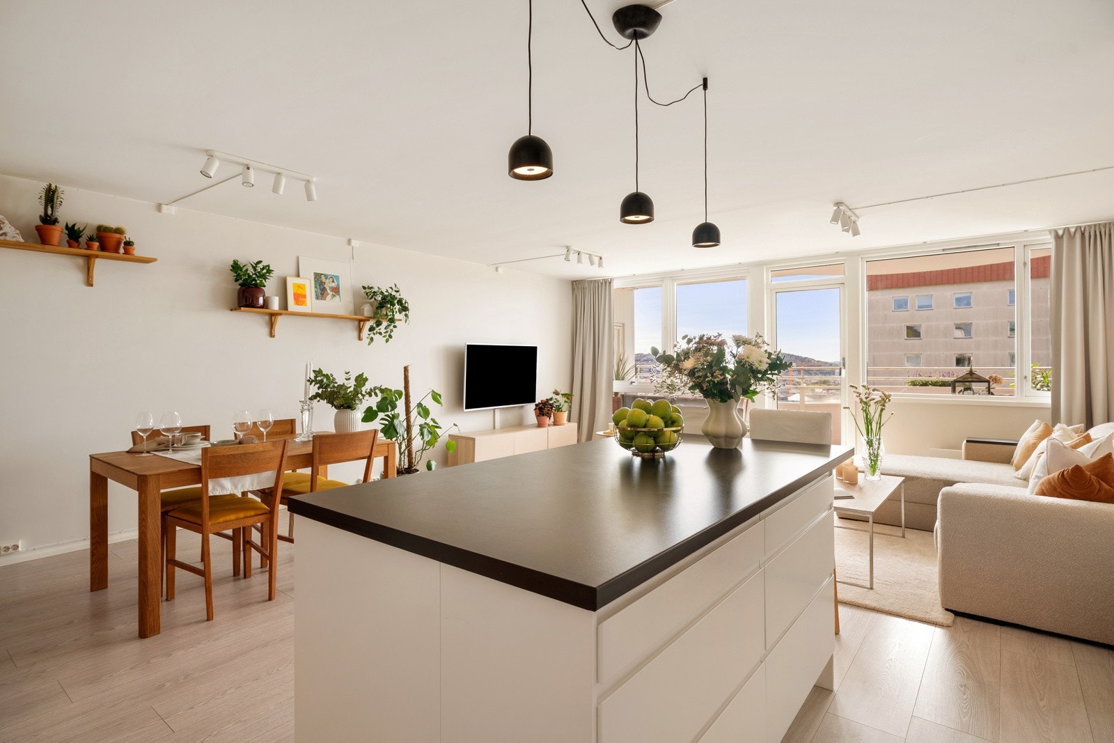 Stuen har god plass til langbord og en sofagruppe, med tilhørende møblement Galleribilde