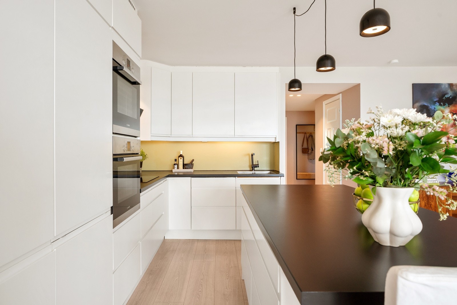 Integrerte hvitevarer består av kjøleskap, fryseskap, oppvaskmaskin, stekeovn og induksjonstopp. Alle hvitevarer på kjøkkenet medfølger i handelen Galleribilde