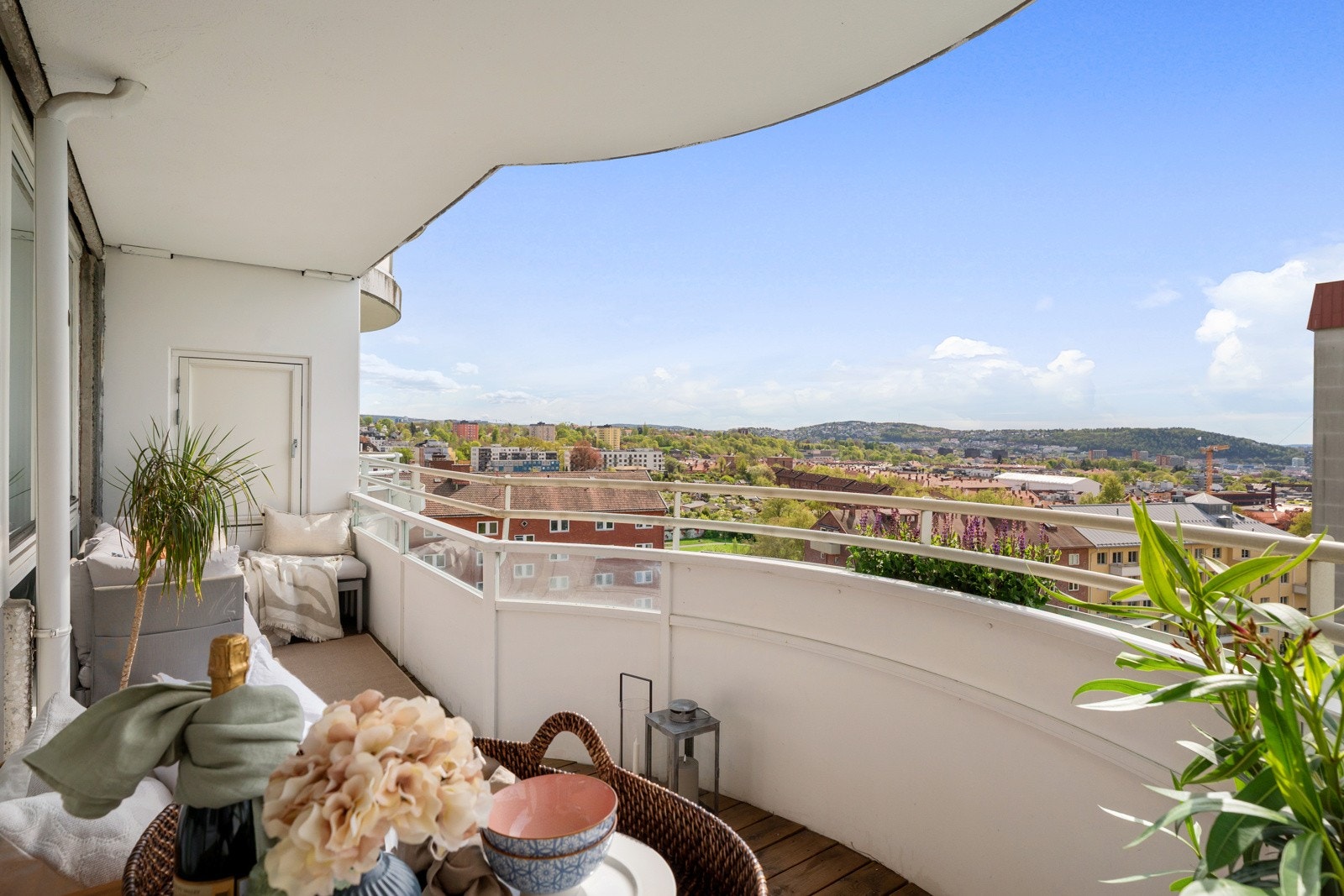 Leiligheten inneholder: Entré, stue/kjøkken, 2 soverom og 2 bad Galleribilde