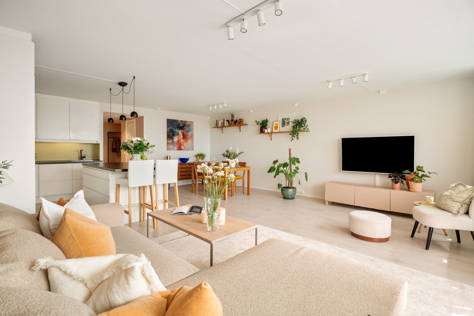 På gulvet er det lagt enstavs laminat og veggene er lysmalte Galleribilde