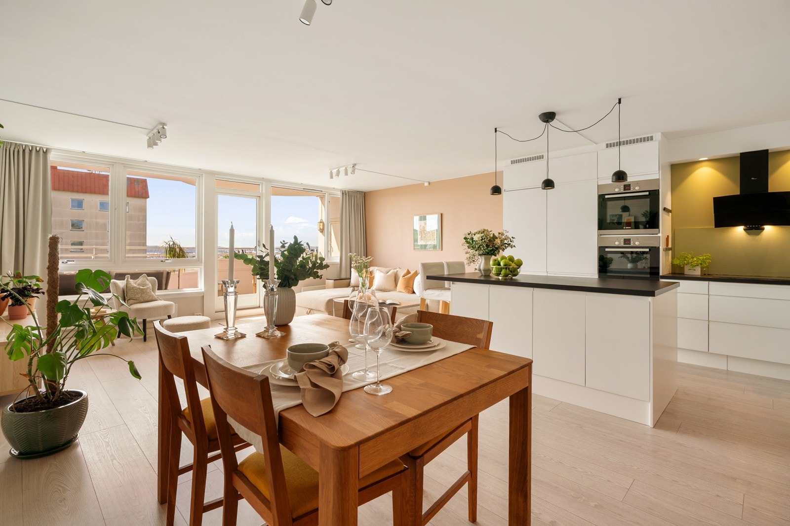 Leiligheten har en stor og luftig stue som ligger i åpen løsning med kjøkkenet Galleribilde