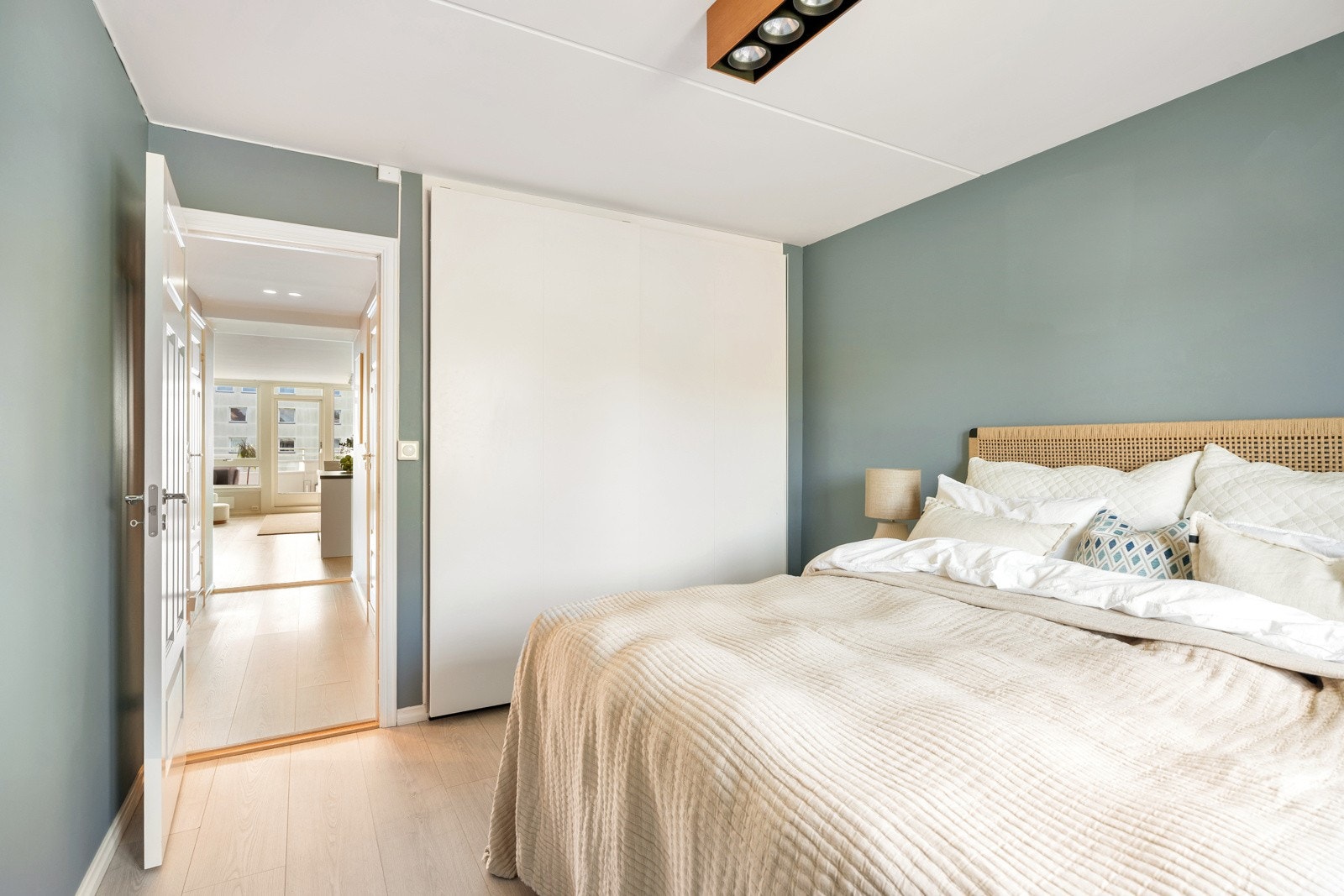 Klær kan ryddes pent bort i en skyvedørsgarderobe Galleribilde