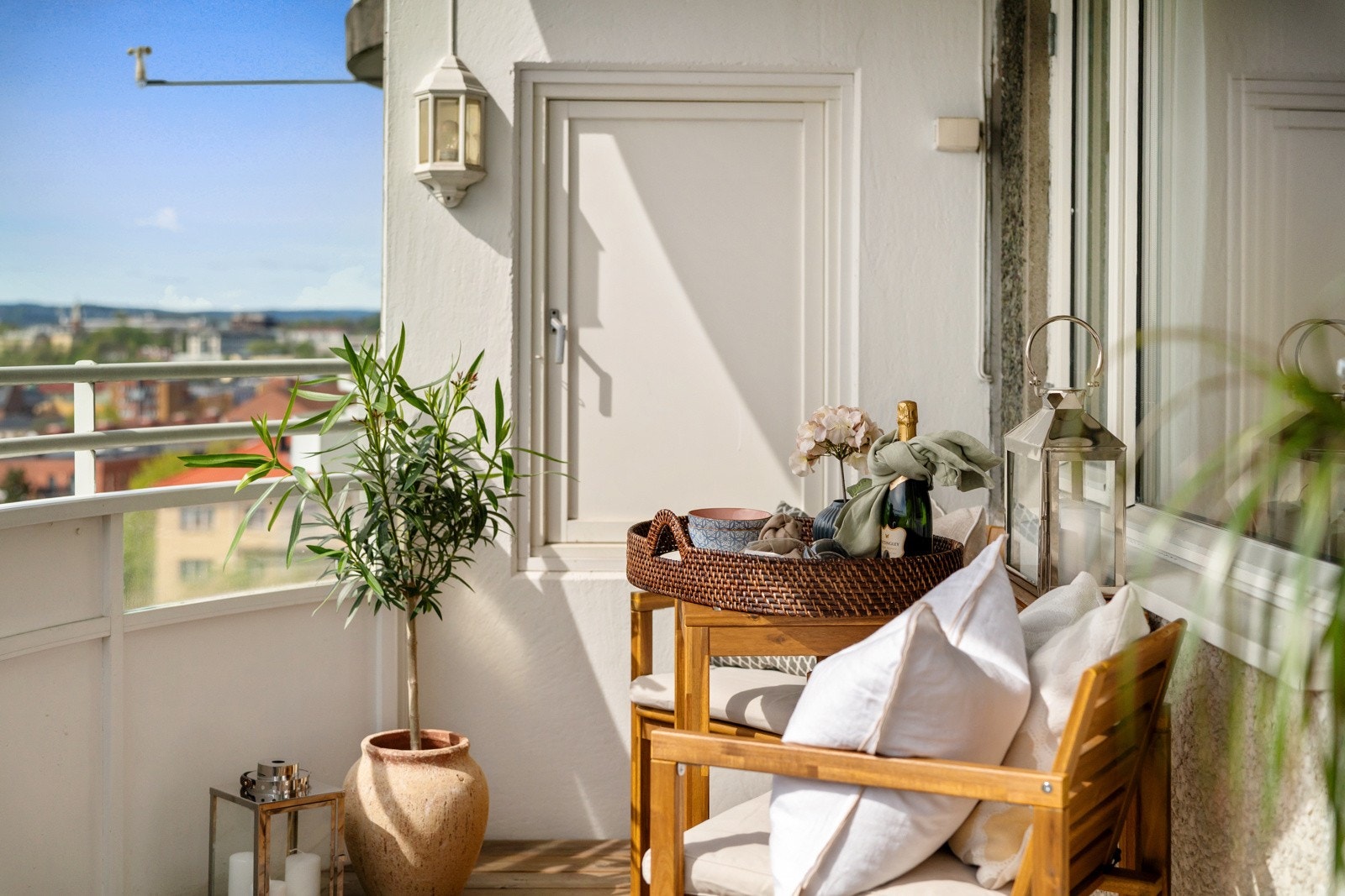 Balkongen er overbygget noe som gjør det lunt og godt, og hvor du kan sitte langt ut i de lyse sommernetter Galleribilde