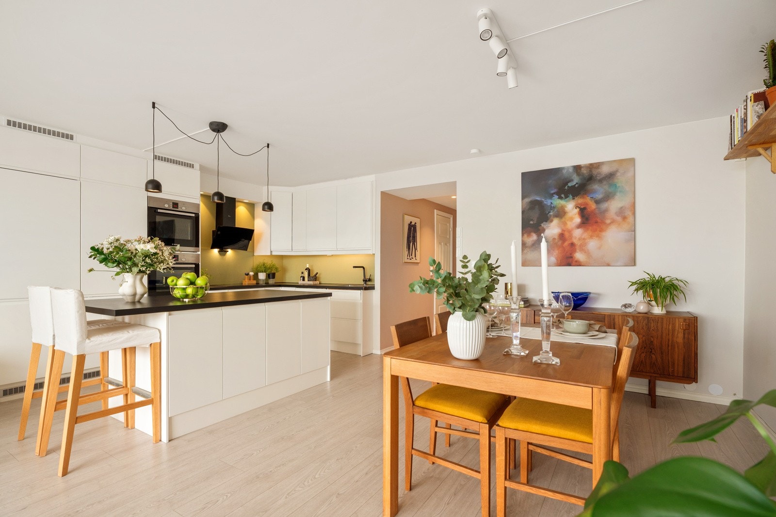 Med kjøkkenøyen blir kjøkkenet en sosial sone og boligens midtpunkt Galleribilde