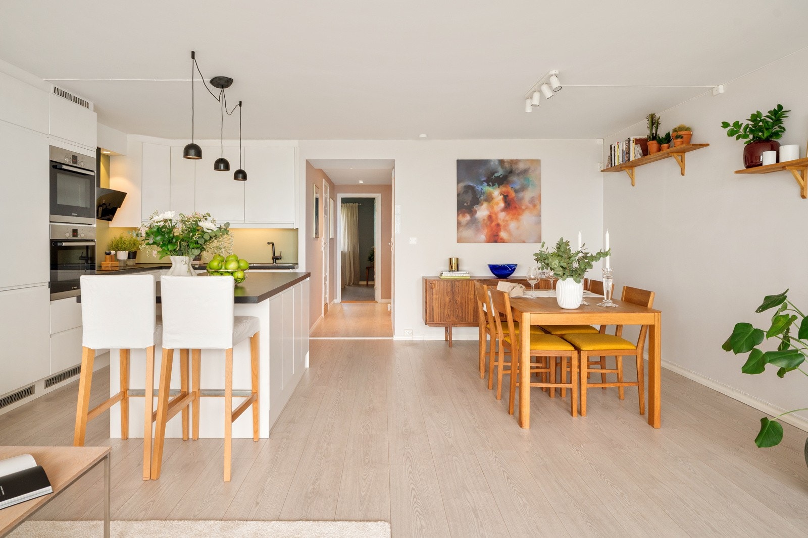 En kjøkkenøy gir ekstra spillerom, samt sitte- og lagringsplass Galleribilde