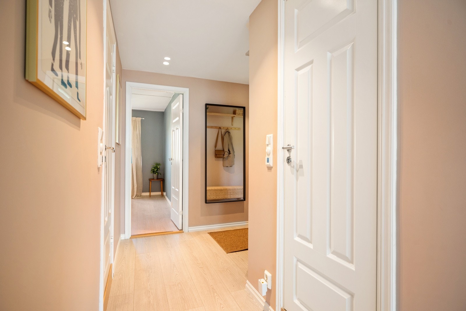 Entreen er utstyrt med dørcalling og det er downlights i himling Galleribilde