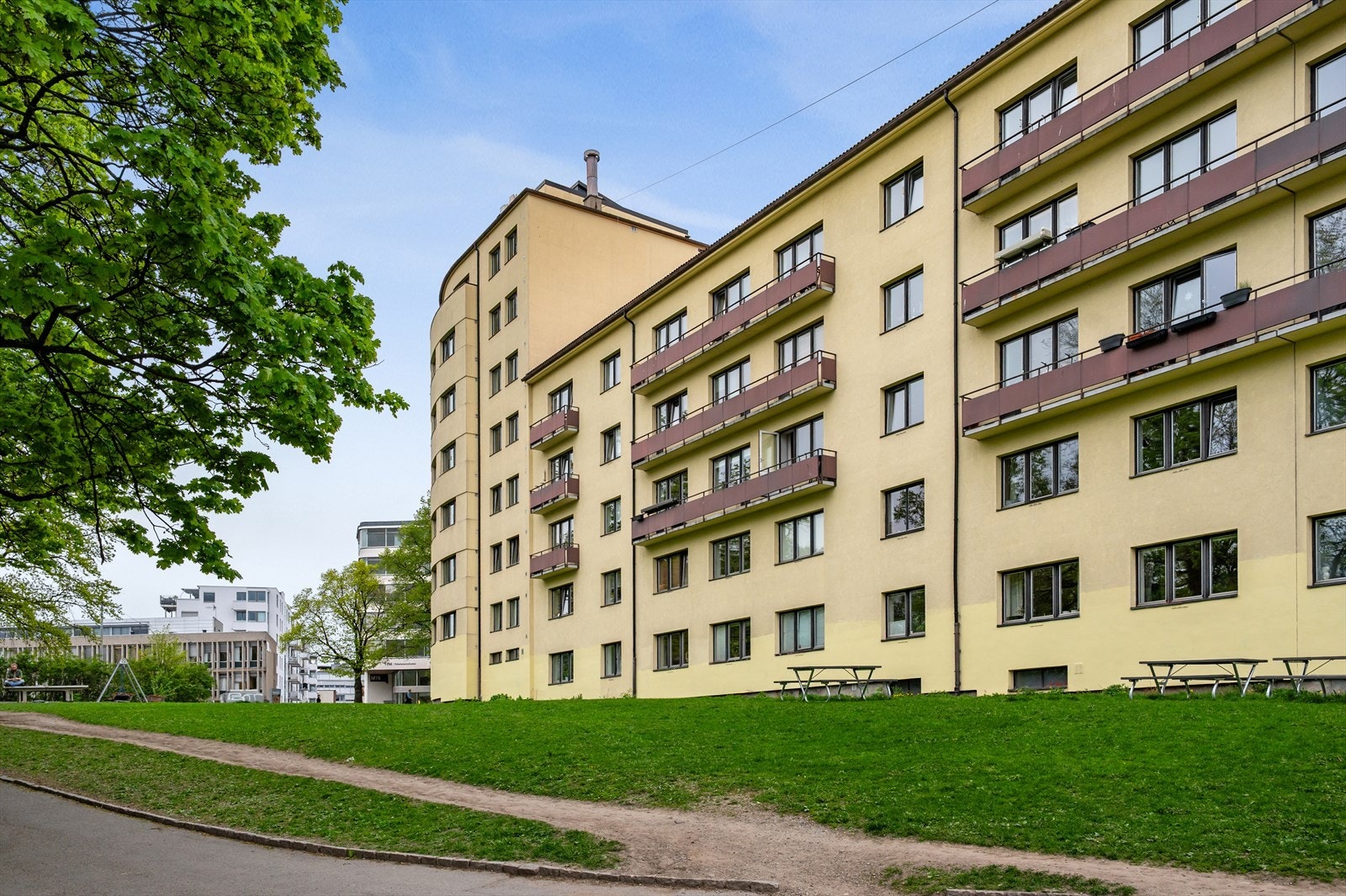 Velholdte grøntarealer langs boligblokkens fasade. Galleribilde