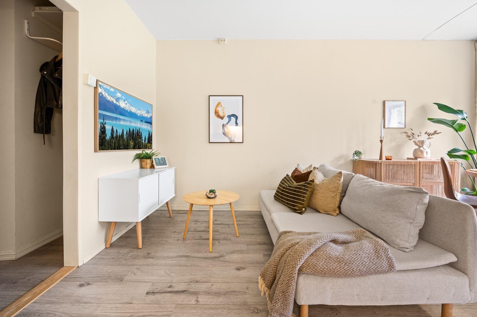 Det er god plass til sofagruppe, spiseplass, sofabord og stor TV i stue. Galleribilde