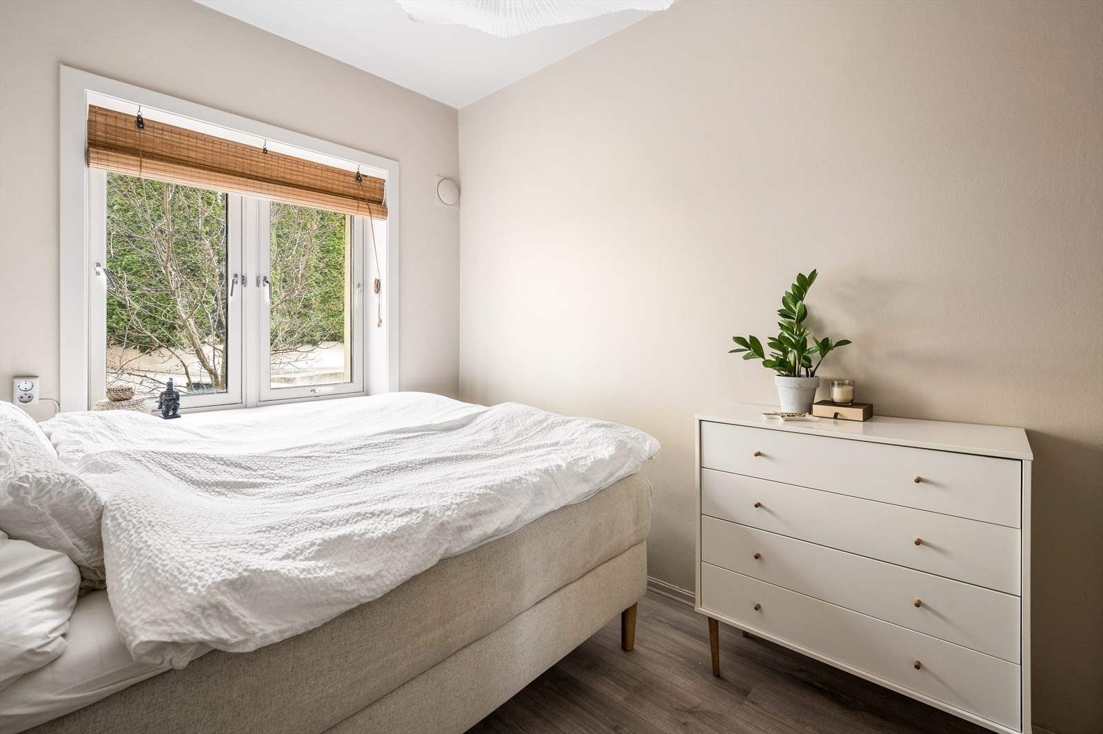 Vindu vender ut mot stille og bilfrie omgivelser, skjermet fra gjennomgangstrafikk og hektisk byliv. Galleribilde