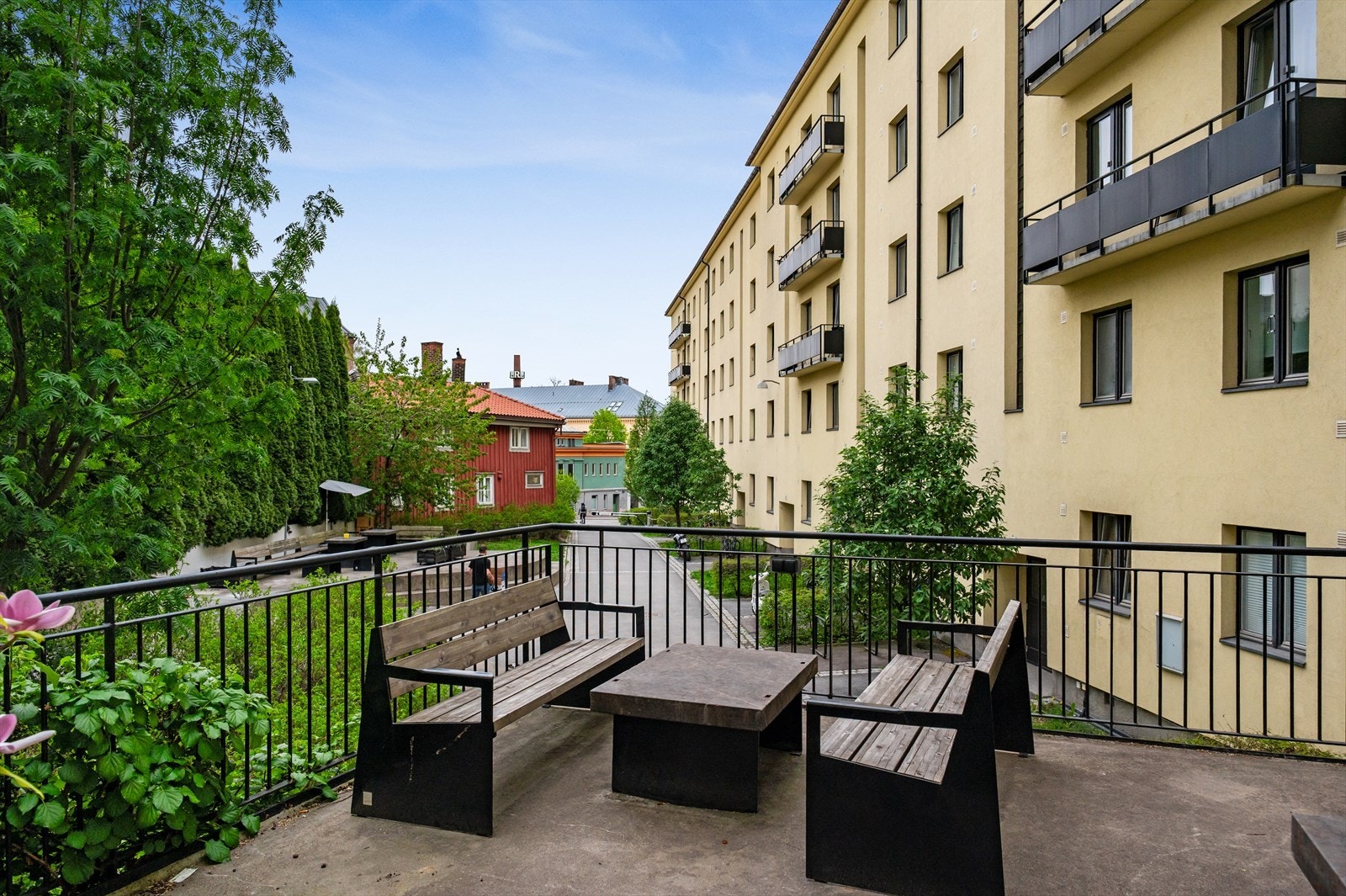 Bakgården er godt skjermet fra det travle bylivet på andre siden av boligbygget. Leilighetens soverom vender ut mot denne siden. Galleribilde