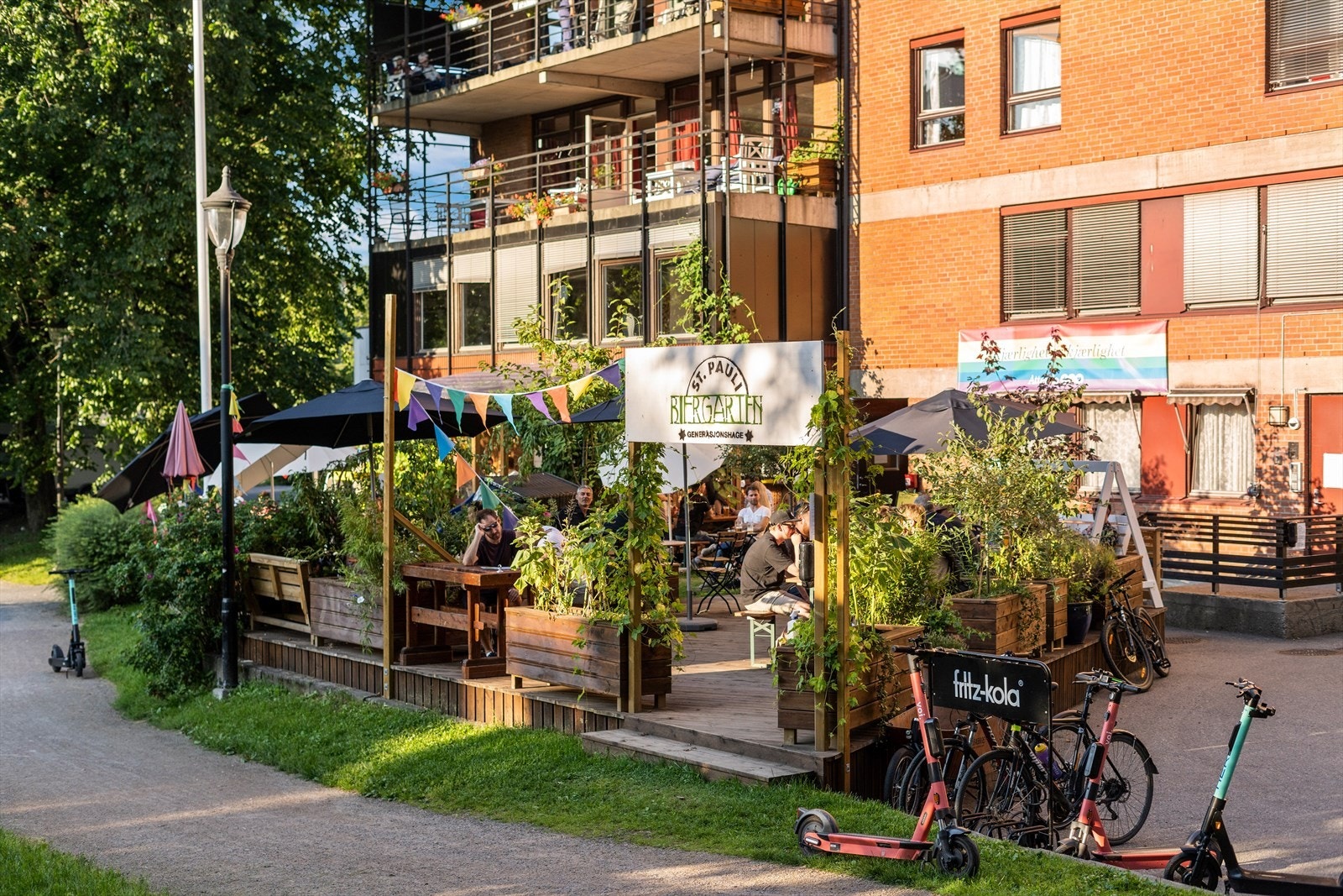 St. Pauli Biergarten ligger også rett rundt hjørnet fra Babbo Collective. St. Pauli Biergarten er en fotballinspirert uteservering med et rikt utvalg tysk øl, samt noen enkle tyske og norske småretter Galleribilde