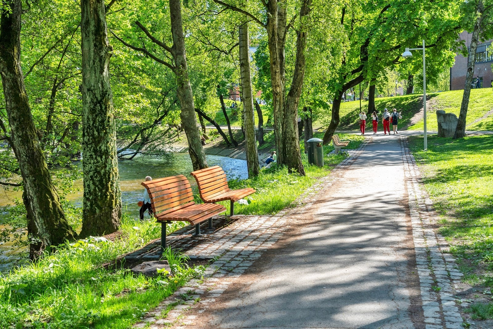 Akerselva er 9,8 km lang og byr på gode tur-, trenings- og rekreasjonsmuligheter. Elven går fra Maridalsvannet gjennom flere bydeler og helt ned til Grønland. Galleribilde
