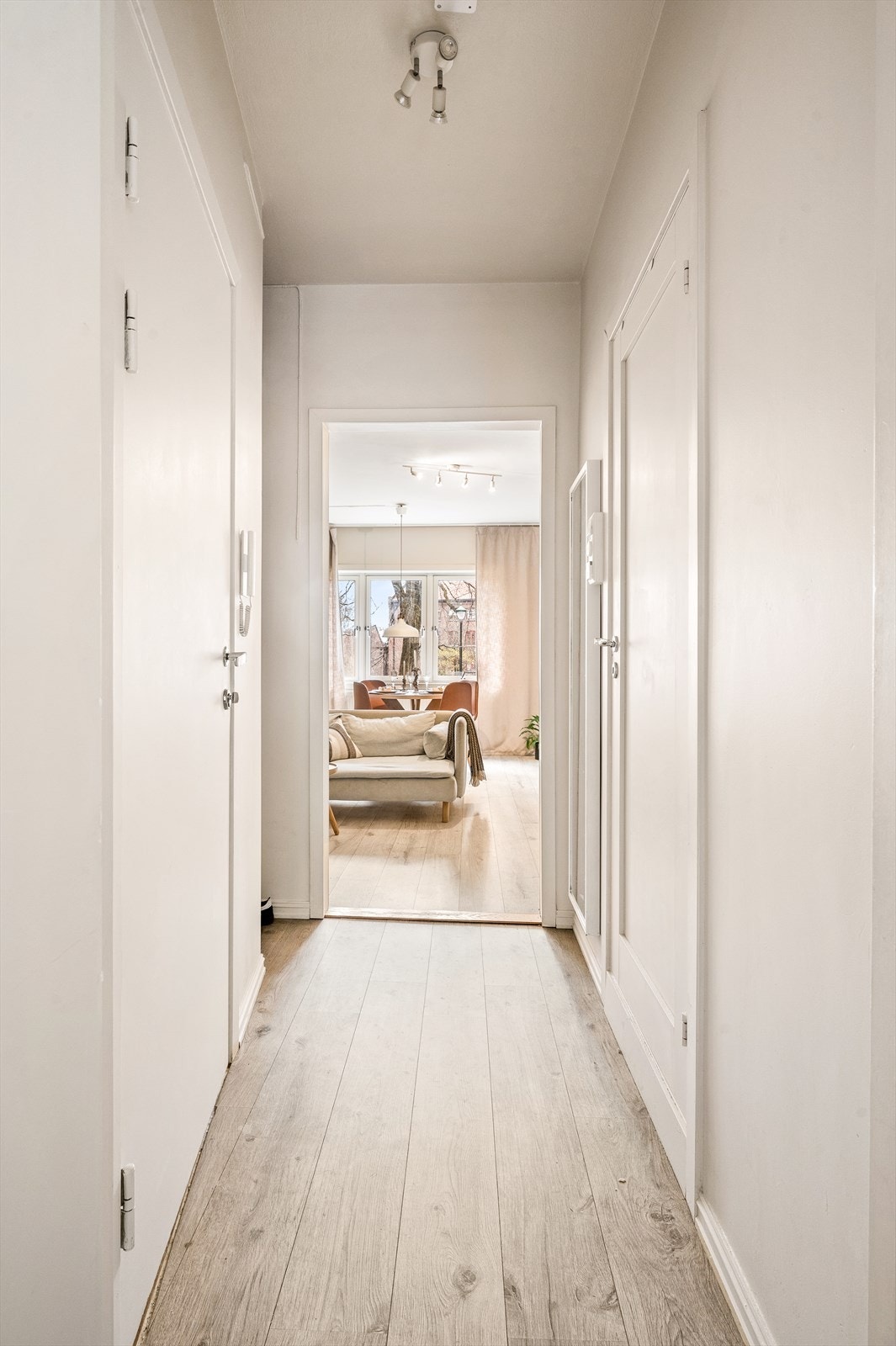 Mellomgang/entré. Låsekassen på ytterdøren er byttet i mars 2024. Klesoppbevaring for yttertøy og sko på venstre side før man kommer inn i stuen. Galleribilde