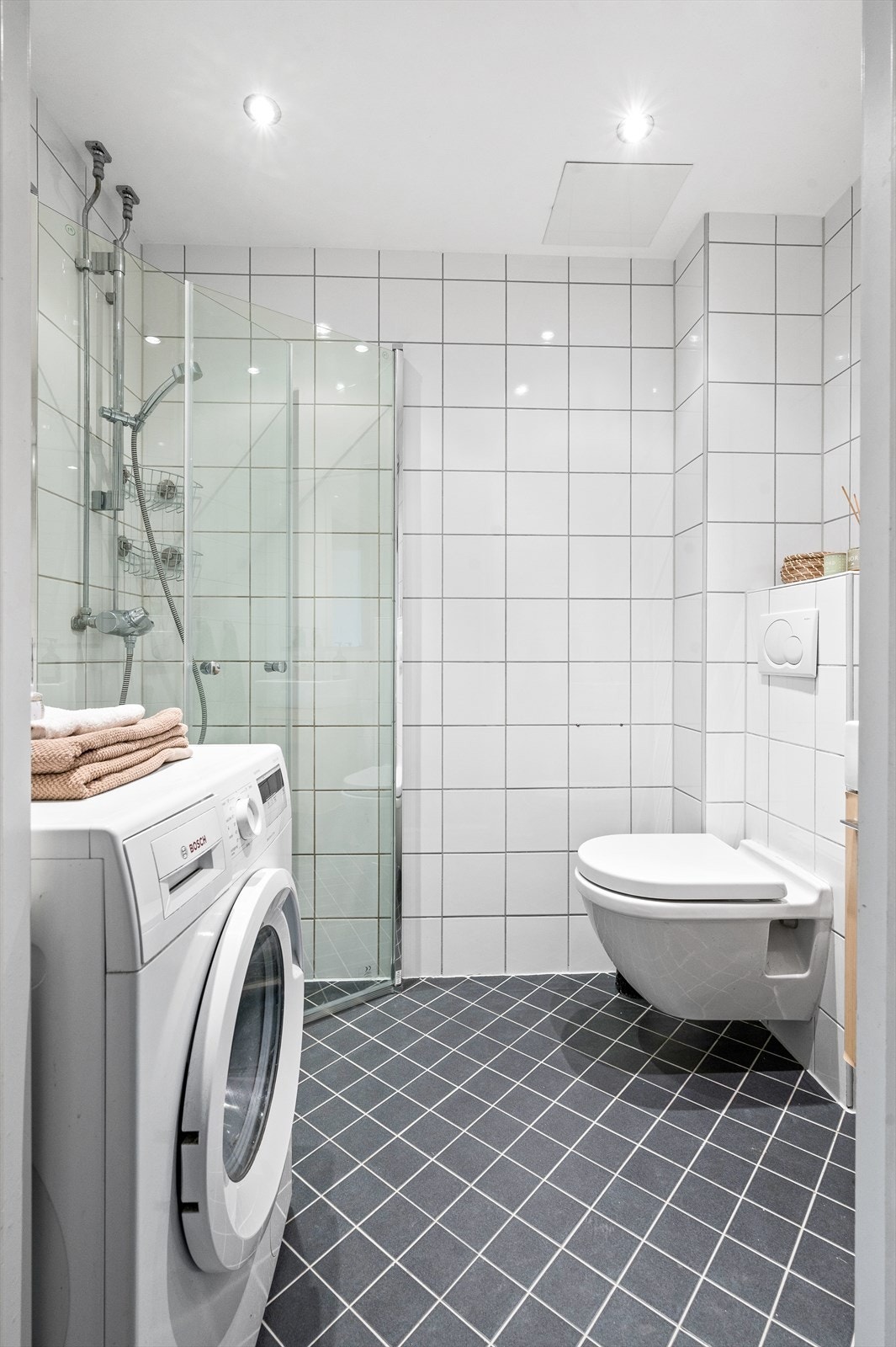 Pent og delikat baderom pusset opp i 2010 i regi av borettslaget. Selger opplyser at det er satt inn nye dusjdører i desember 2024. Galleribilde