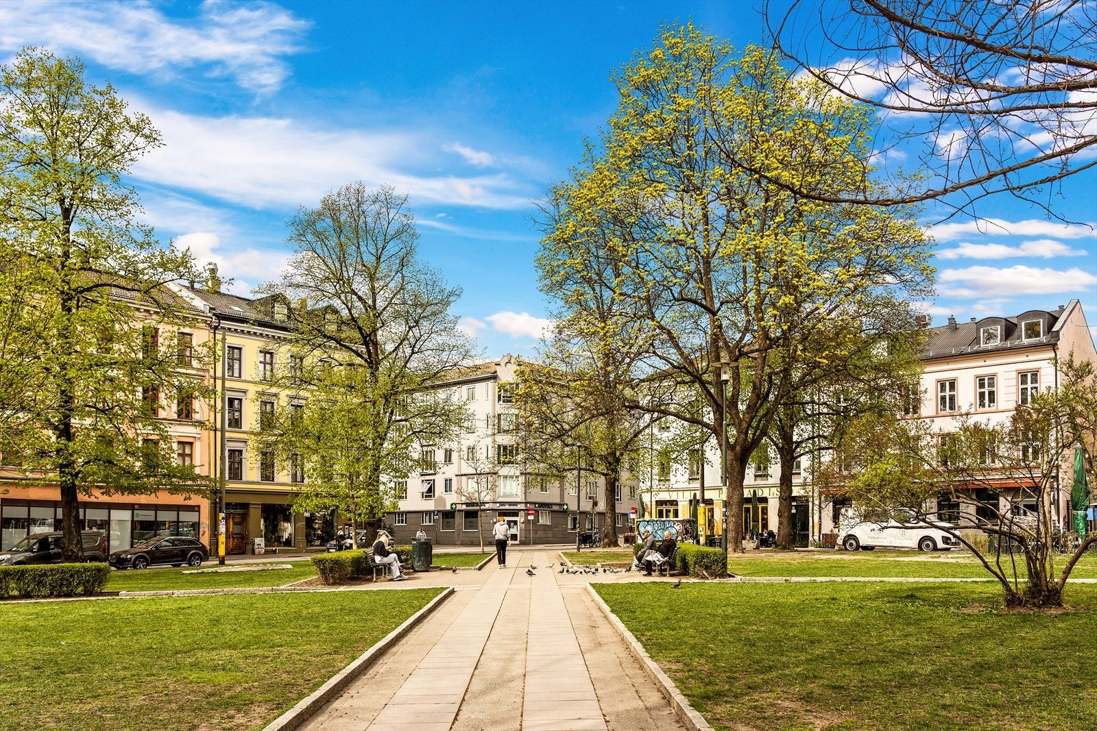 Det er like kort vei til grøntarealer og rekreasjon på Grünerløkka - her på Olaf Ryes plass. Galleribilde