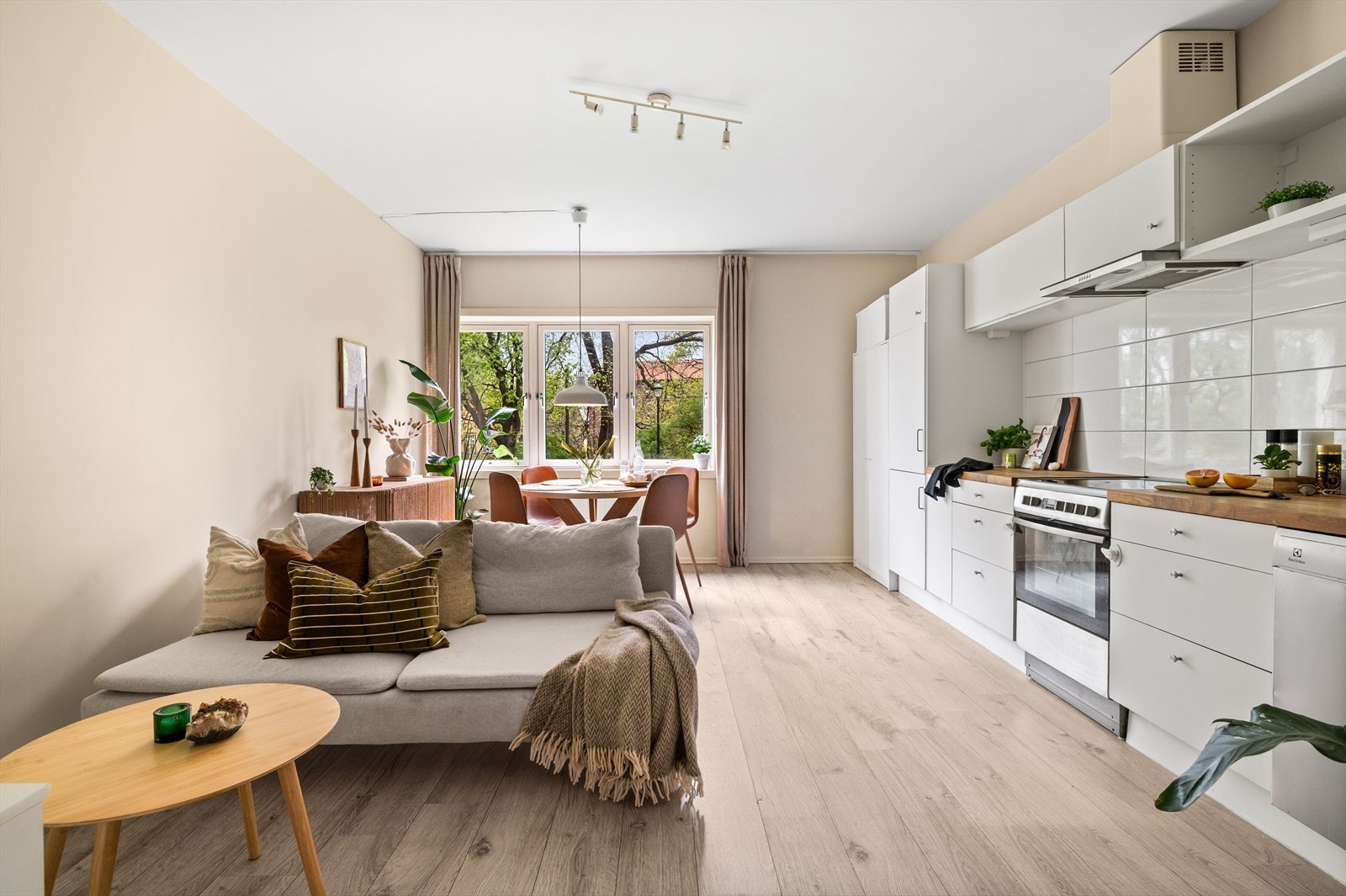 Leiligheten oppleves som lys og innbydende med en tidsriktig standard. Galleribilde