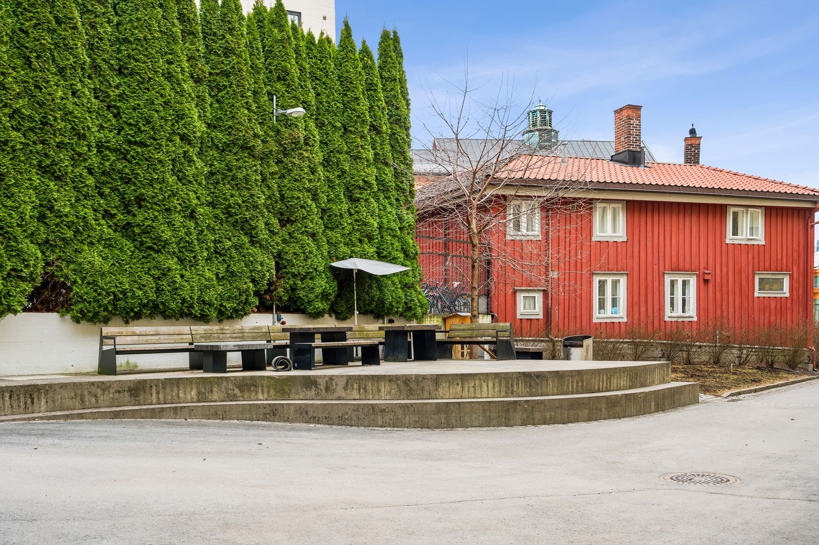 Flere sittegrupper i bilfrie omgivelser kan benyttes av beboerne. Det er generelt et veldig hyggelig bomiljø. Galleribilde