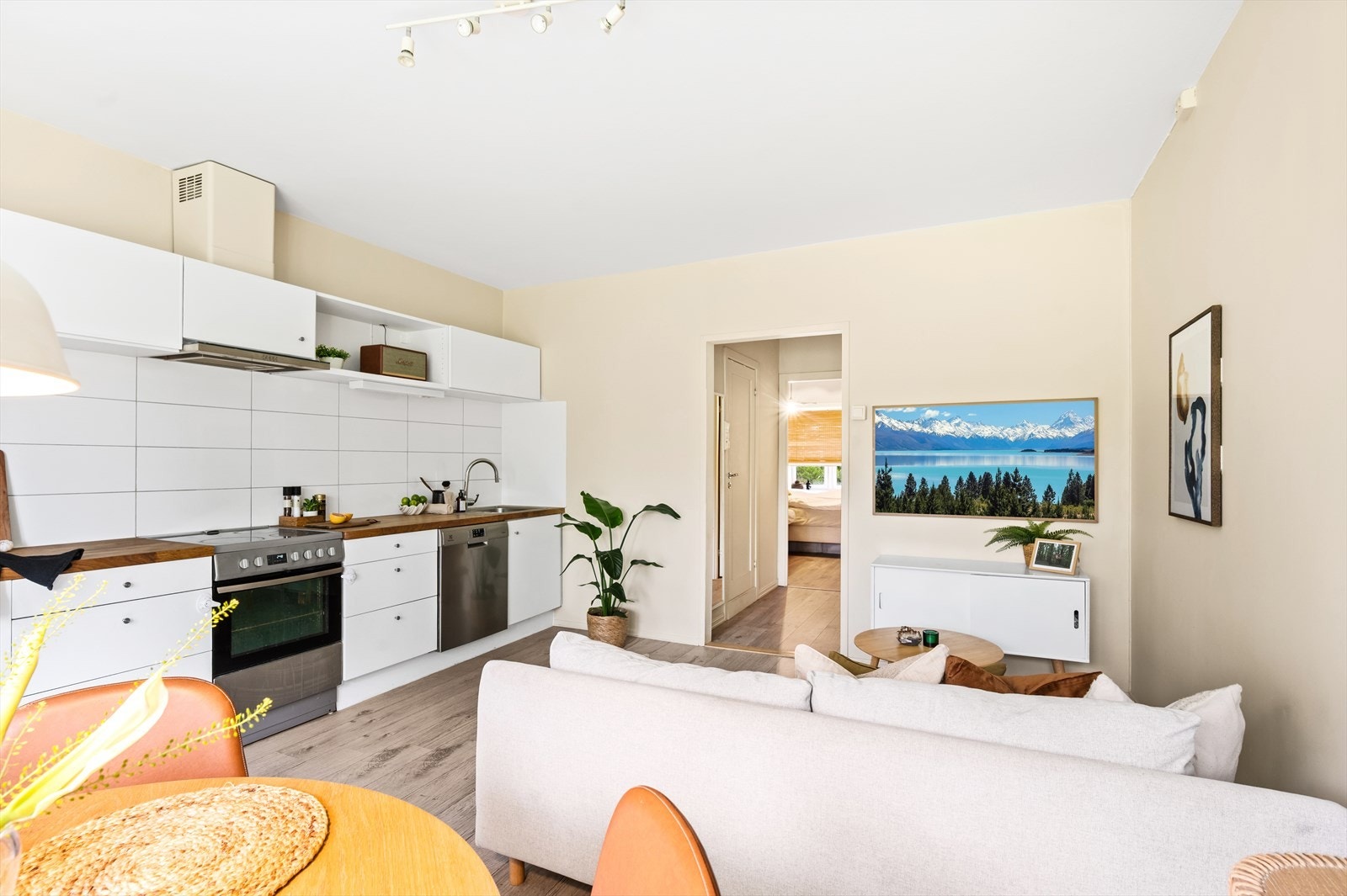 Den åpne løsningen mellom stue og kjøkken er godt tilrettelagt et sosialt liv. Galleribilde