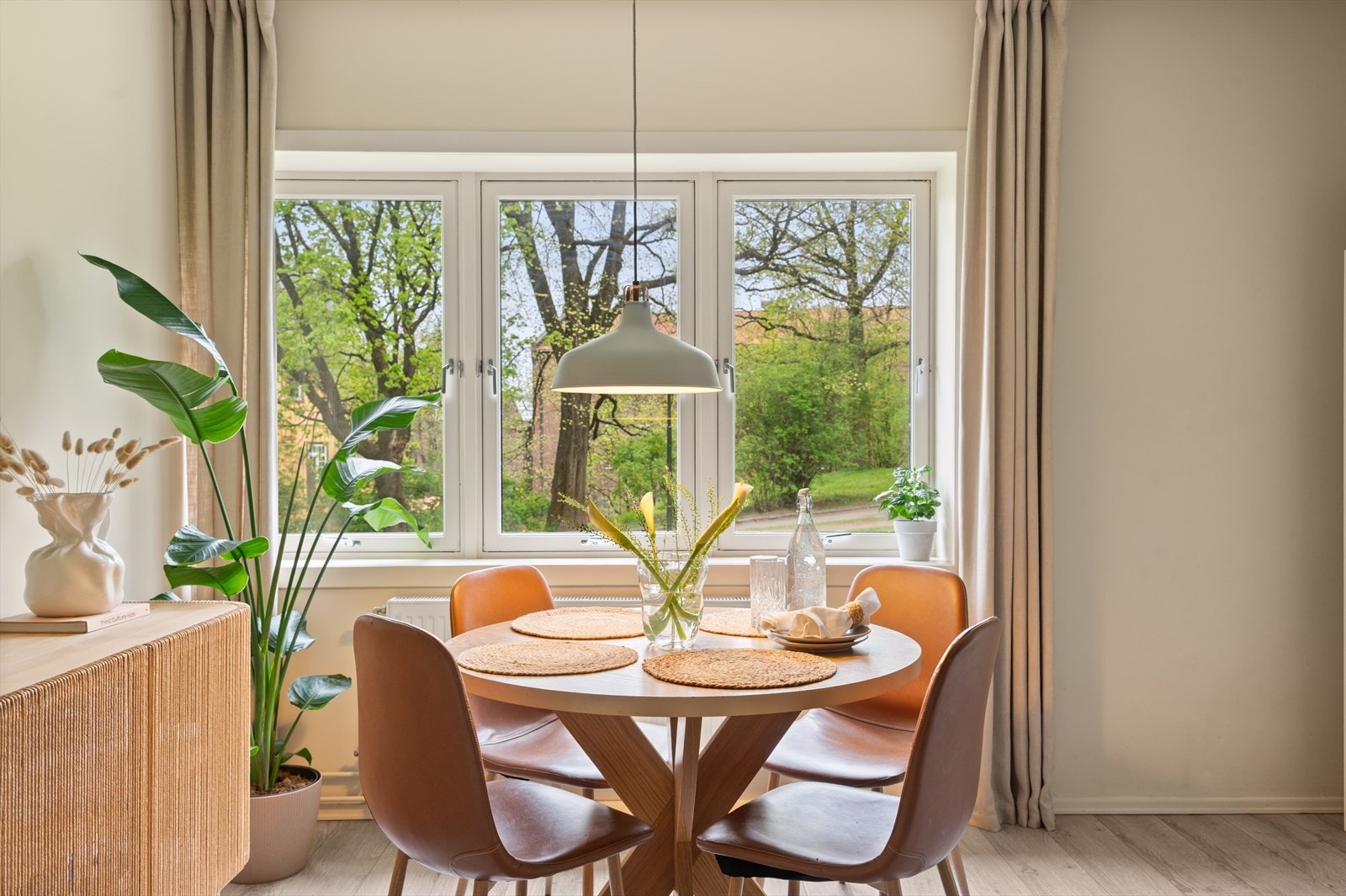 Rikelig med lysinnslipp fra store vindusflater, med et utsyn som skifter farge i takt med årstidene. Galleribilde