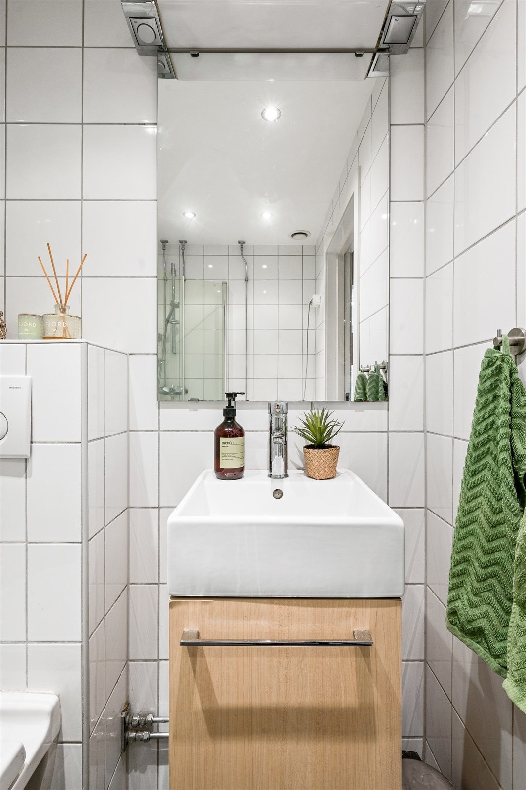 Det er downlights i himling og elektriske varmekabler i gulv. Galleribilde