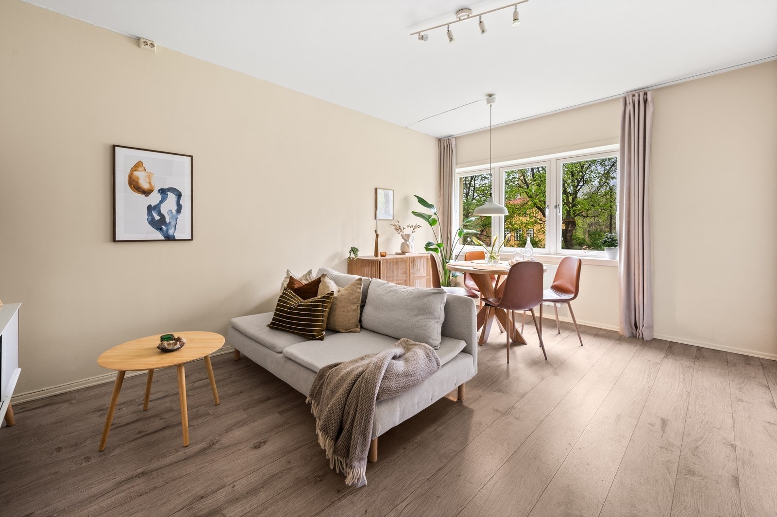 Stuens utforming har fine muligheter for å dele opp allrommet i ulike soner for møblering. Galleribilde