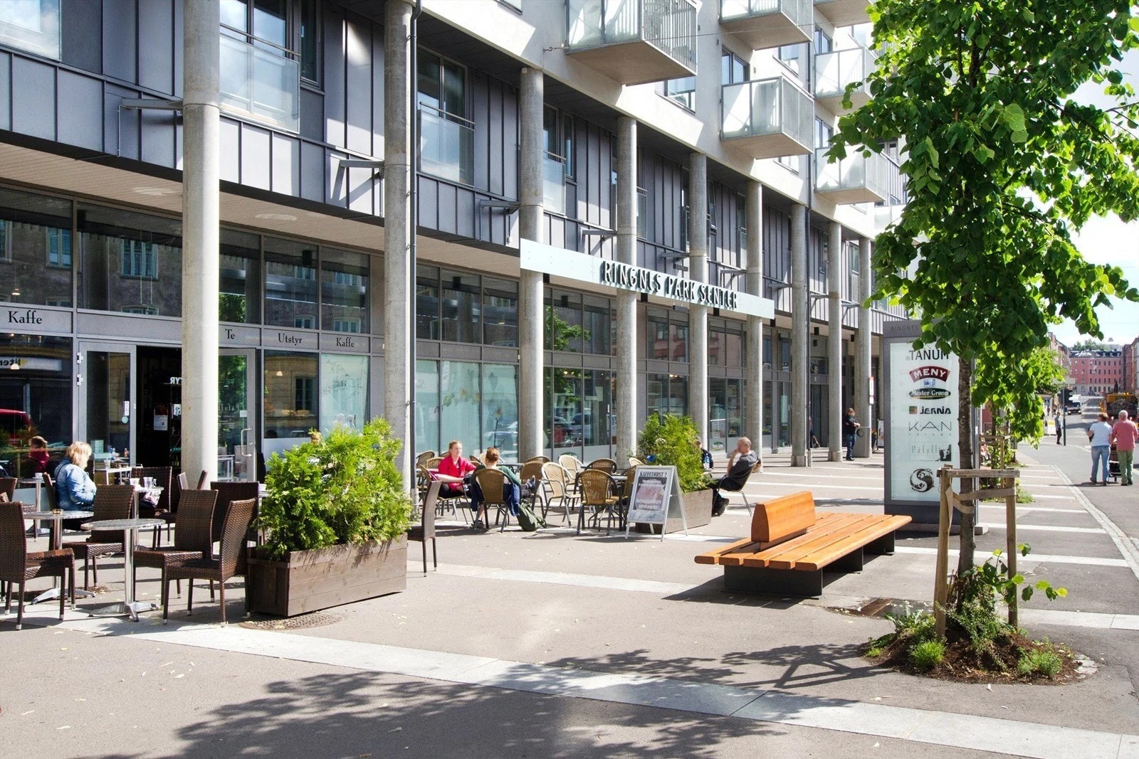 Ringnes Park med bla. Ringen kino, matvarebutikker, blomsterbutikk, restauranter, bakeri og Sats er kun få minutters gange fra leiligheten. Galleribilde