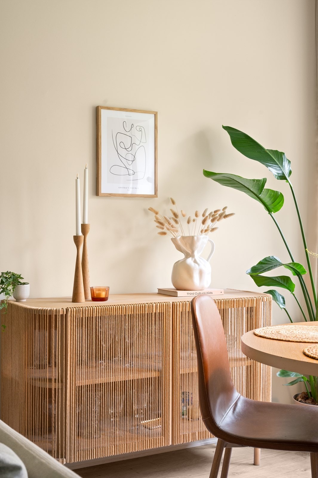 Veggflater er malt i en delikat beigetone og laminat i gulv som harmonerer godt med øvrige farger og inventar. Alle vegger er malt og helsparklet i 2023/2024. Galleribilde