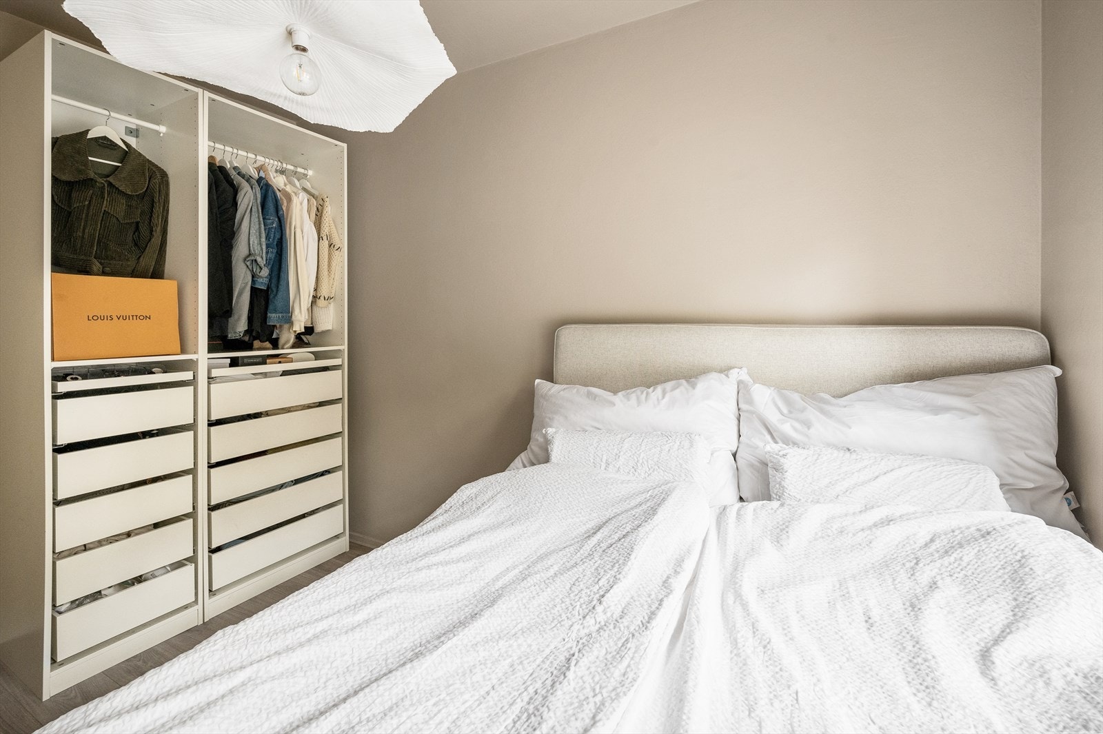 Åpen PAX-garderobe for klesoppbevaring som medfølger salget. Galleribilde