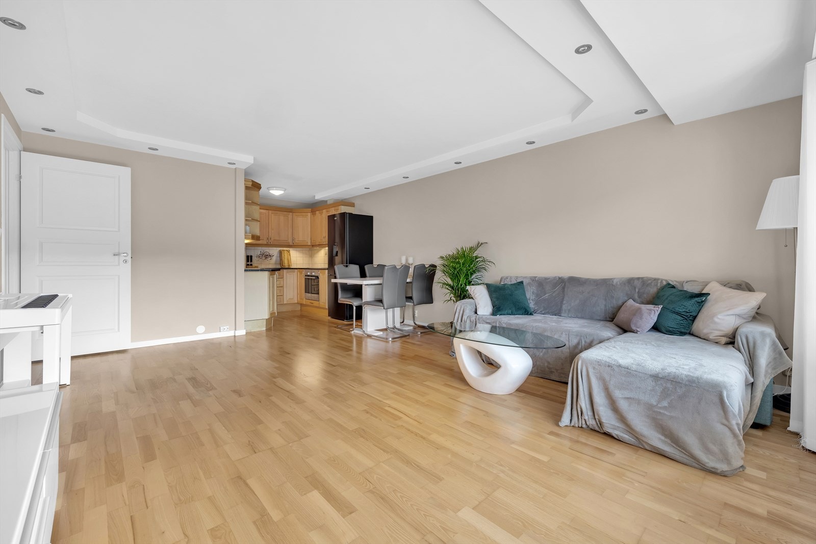 Leiligheten har en lys og romslig stue med plass til flere soner. Galleribilde