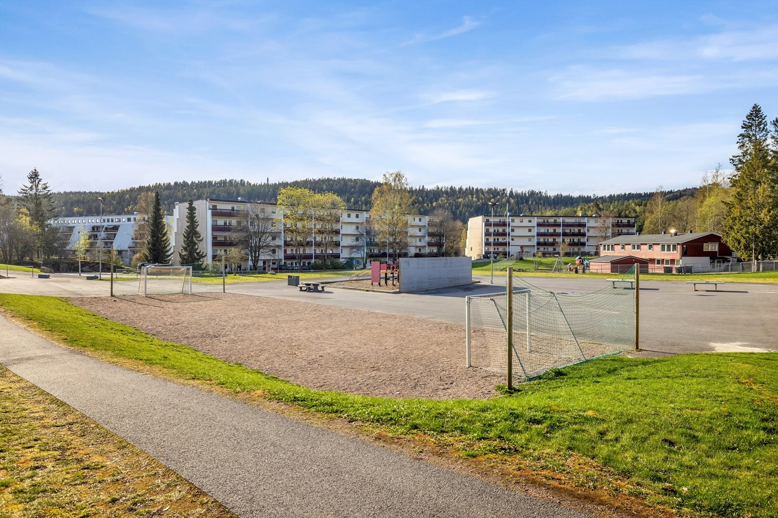 Store fellesområder omkranser bolig, her har du store plenarealer, lekeplass og sittegrupper. Galleribilde