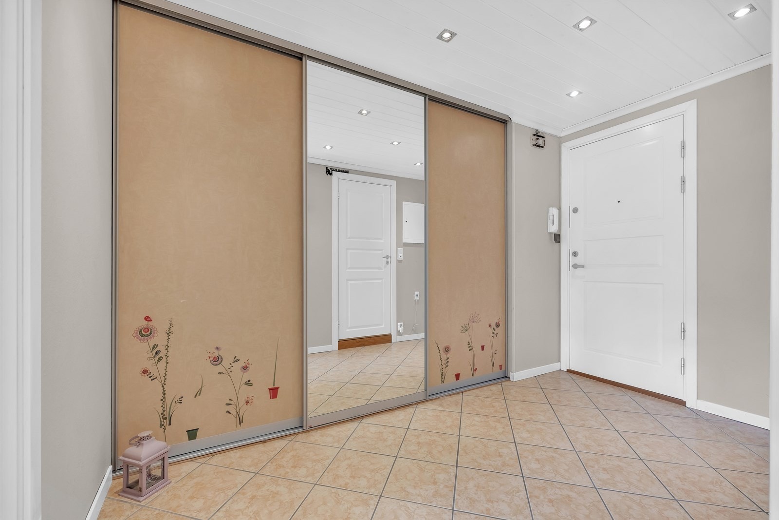 Stor skyvedørsgarderobe i entré for yttertøy og sko. Galleribilde
