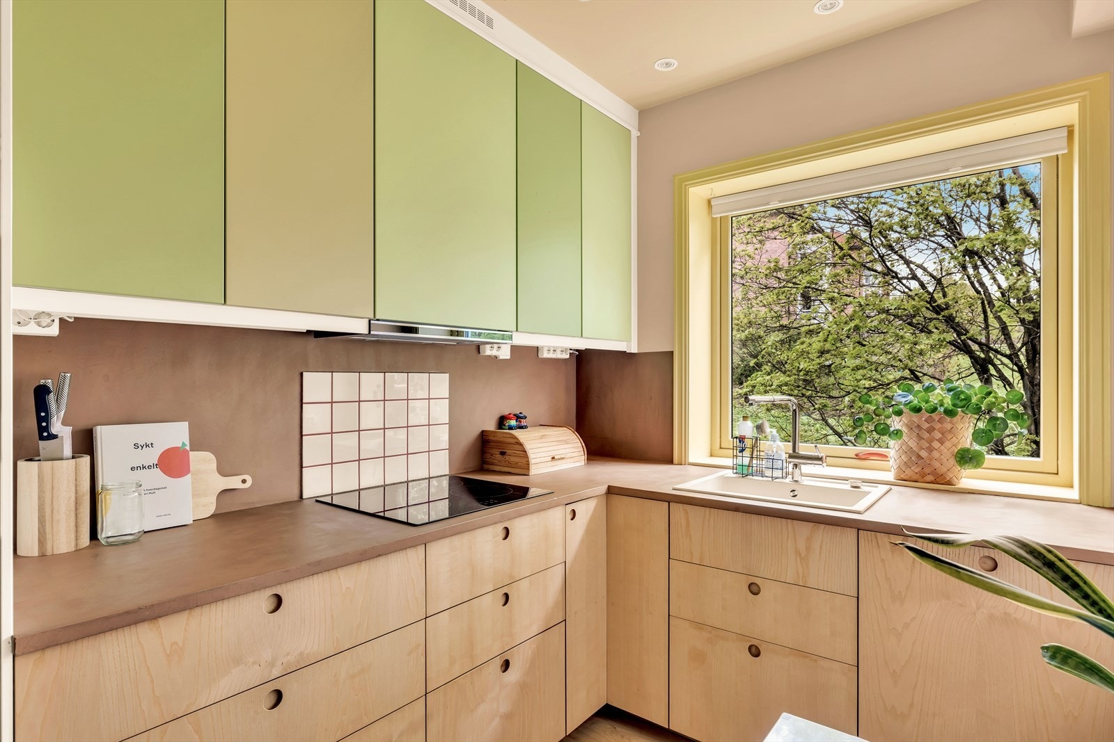 Slette fronter og benkeplate i laminat som er støpt over med mikrosement gir et rent og moderne uttrykk Galleribilde