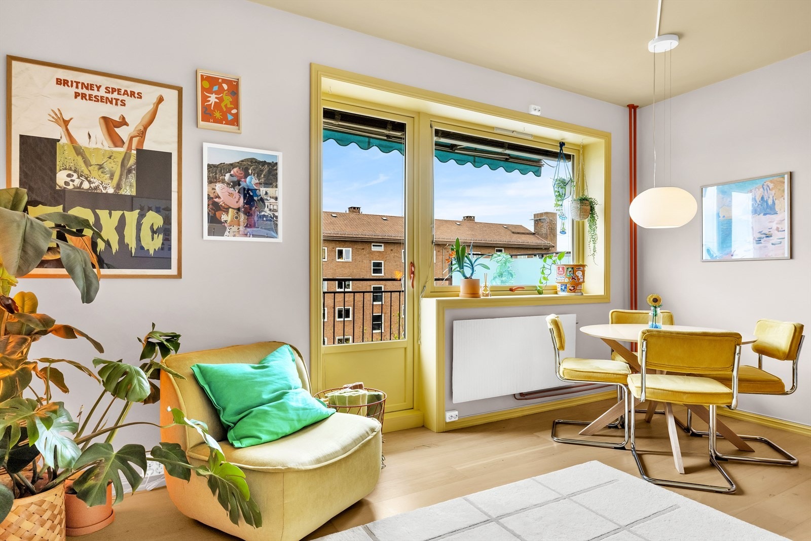 Fra stuen er det utgang til en vestvendt balkong på ca. 4 kvm Galleribilde