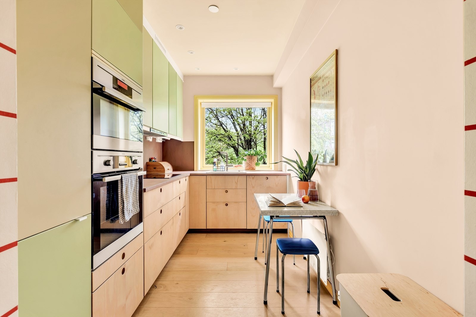 Kjøkken fra 2016 hvor det er lagt stor vekt på detaljer og materialvalg Galleribilde