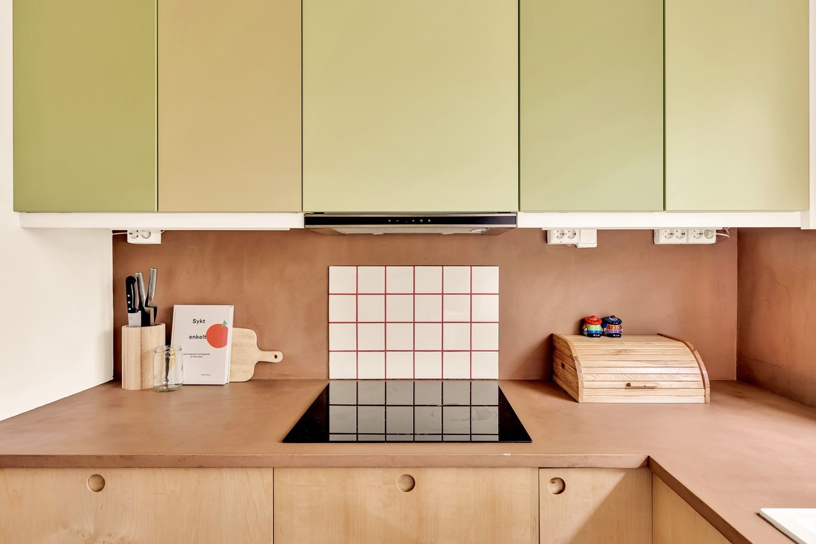 Kjøkkenet har integrerte hvitevarer som kjøl/frys, oppvaskmaskin, stekeovn, platetopp og mikro Galleribilde