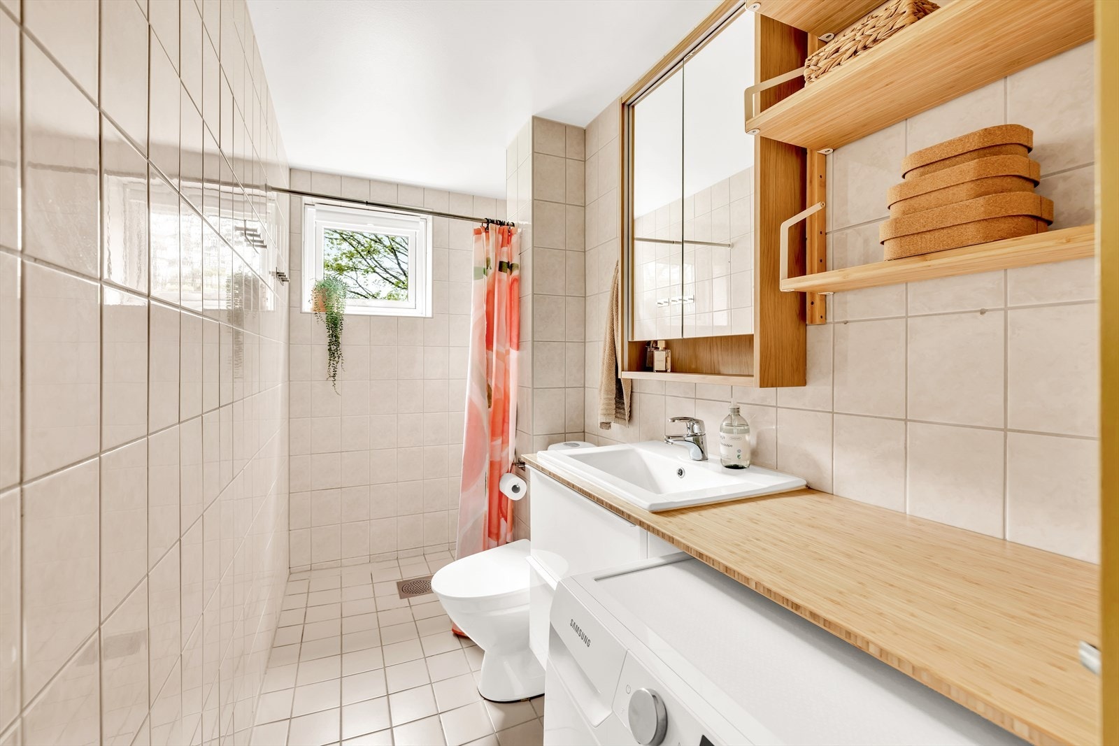 Delikat bad med varmekabler i gulv Galleribilde