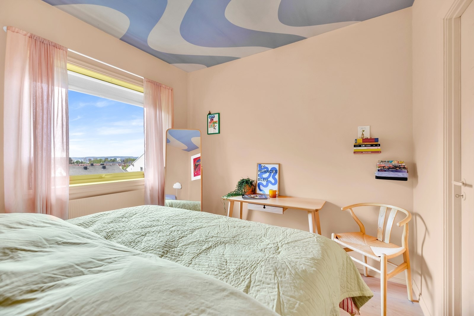 Begge rommene har dekorativt malte tak som gir et gjennomført og personlig uttrykk Galleribilde