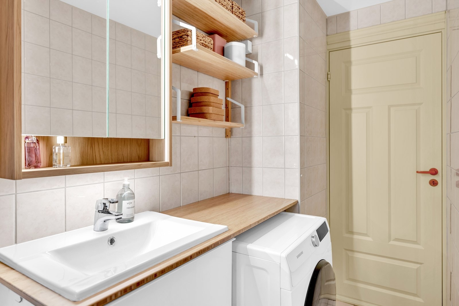 Badet er praktisk innredet med god skapplass og smarte oppbevaringsløsninger Galleribilde