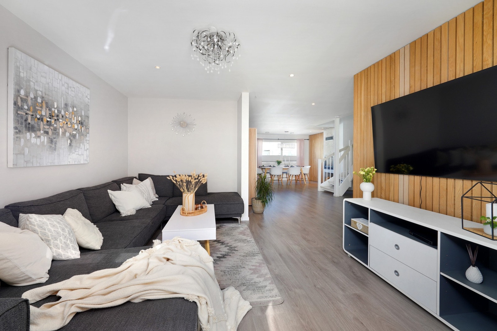 Fin tv-krok i stuen med delikat spilevegg Galleribilde